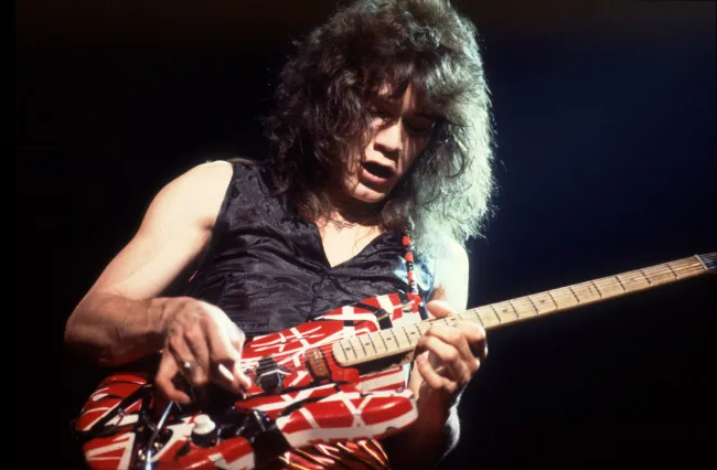Eddie Van Halen toca la guitarra.