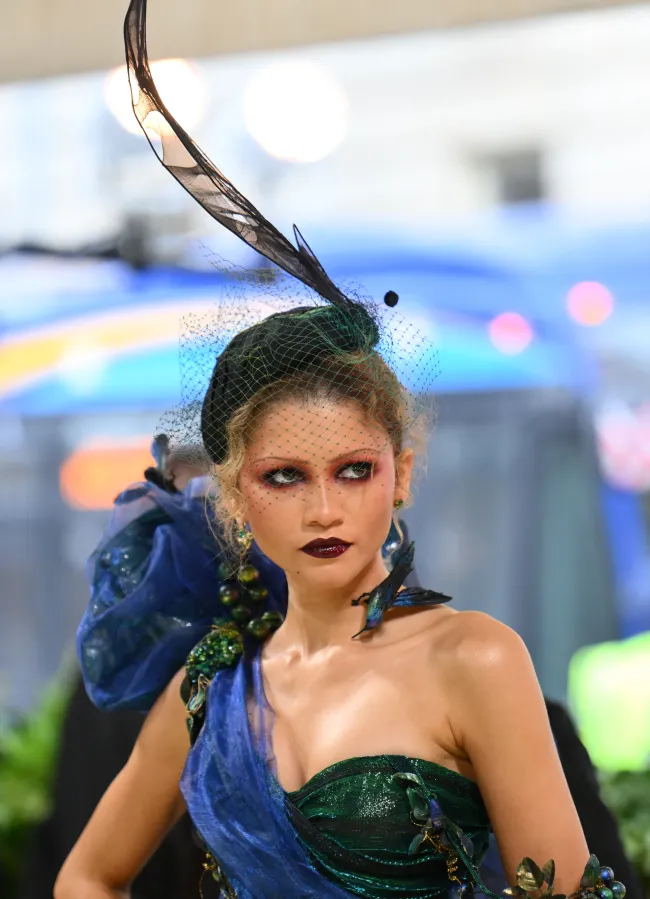 Zendaya con un velo adornado con plumas